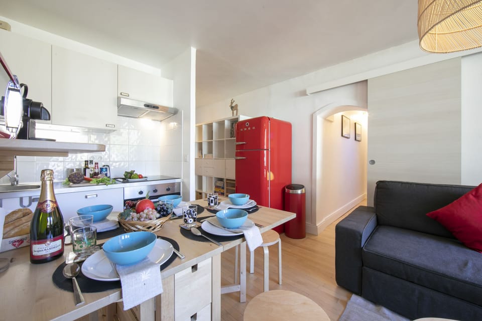 Open plan living room & kitchen