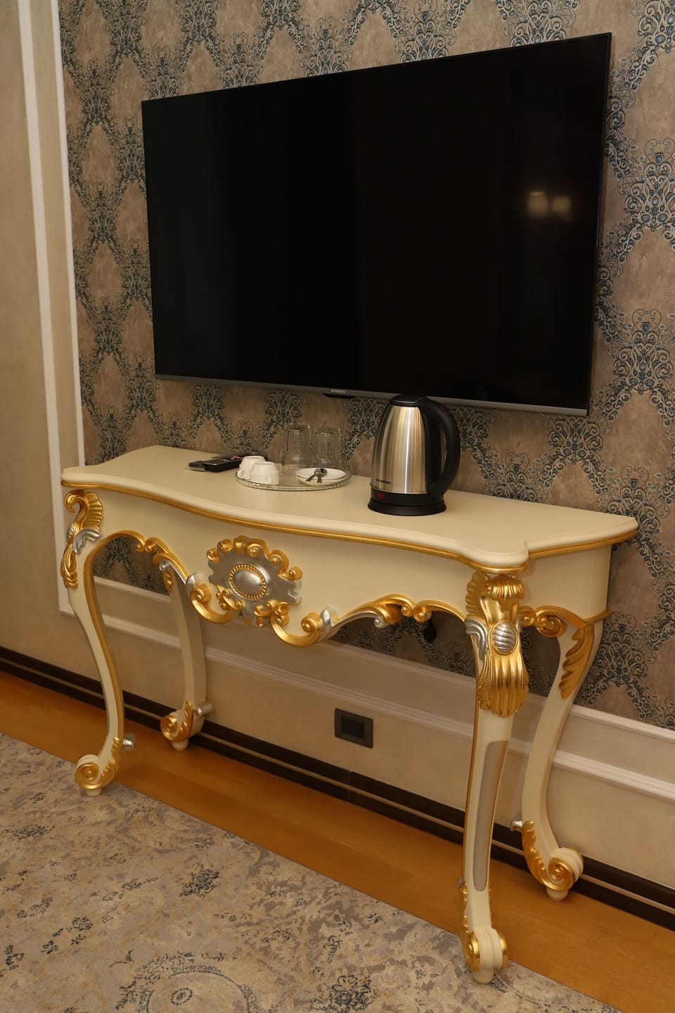 Deluxe Room | Premium bedding, minibar, in-room safe, blackout drapes