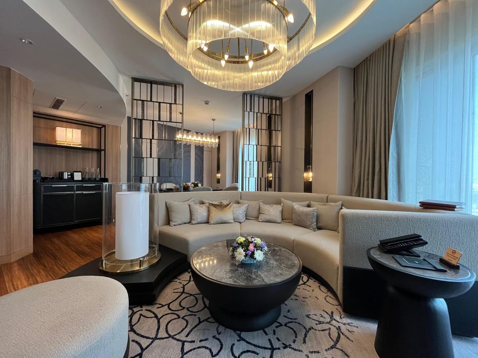 Presidential Room, 1 Bedroom | Living area | Smart TV, books