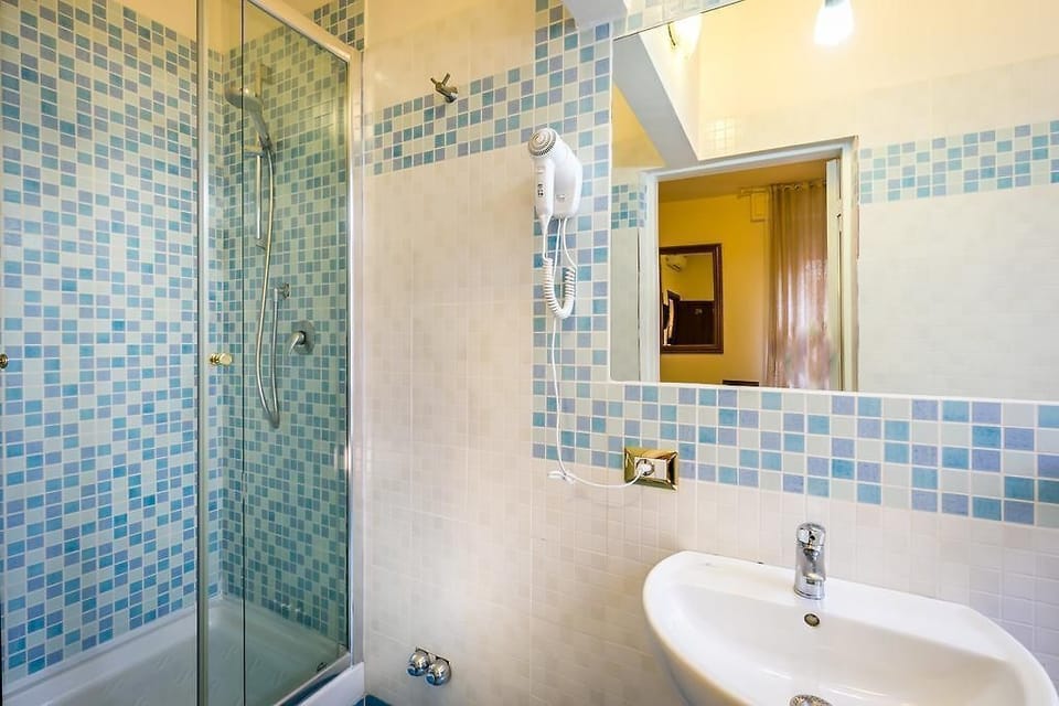 Standard Room | Bathroom | Shower, free toiletries, towels