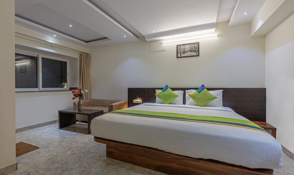 Deluxe Double Room, Non Smoking | In-room safe, desk, iron/ironing board, bed sheets