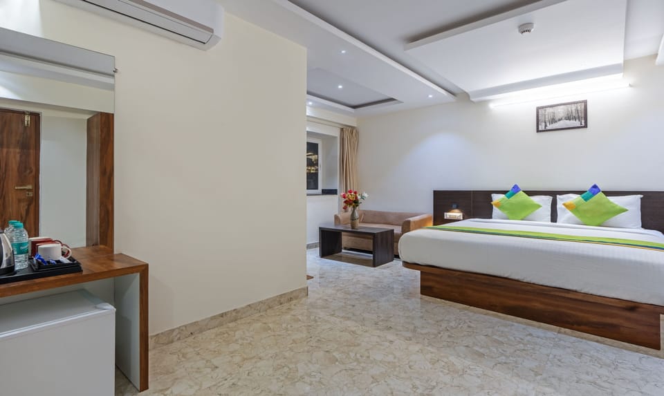Deluxe Double Room, Non Smoking | In-room safe, desk, iron/ironing board, bed sheets