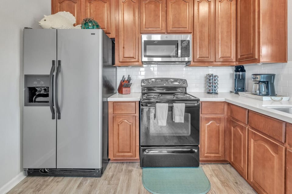 our culinary sanctuary awaits! Our fully equipped kitchen is a haven for food enthusiasts, complete with a refrigerator, microwave, stove, and oven.