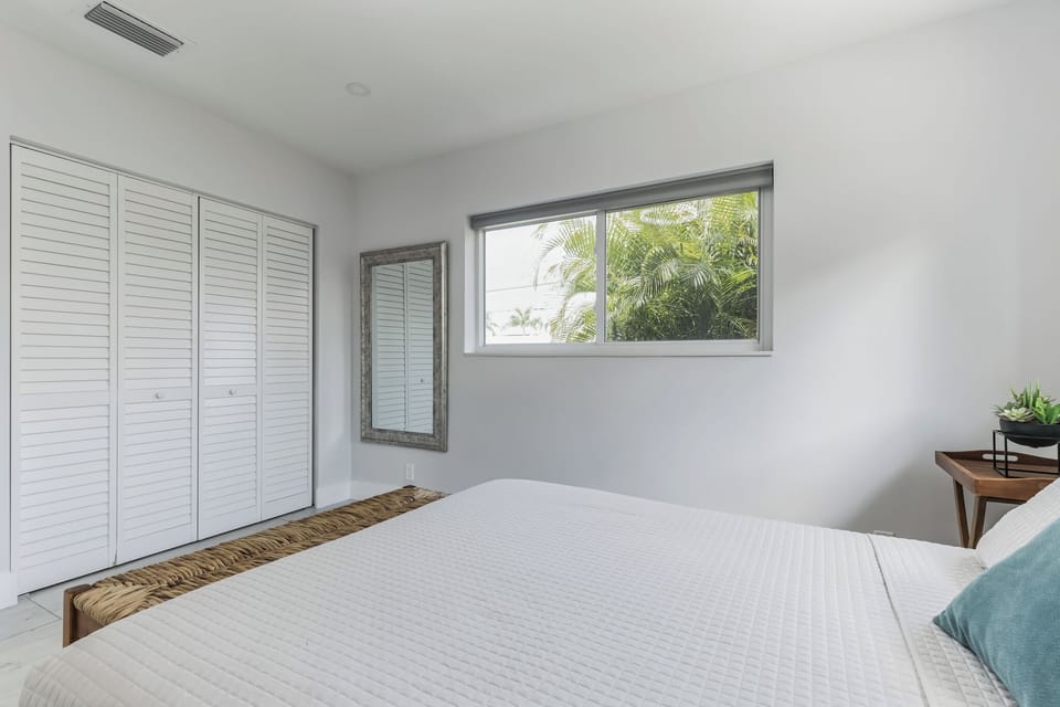 Queen bedroom (2)