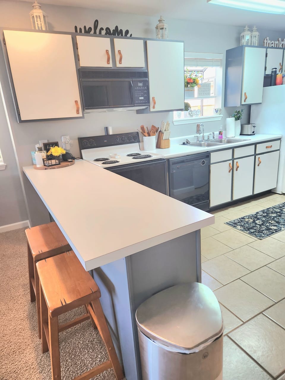 Kitchen with all appliances and bartop 
