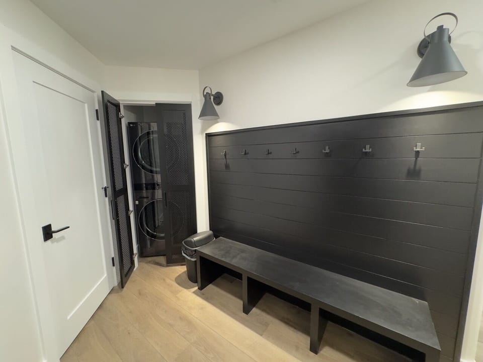 Foyer, Washer/ Dryer