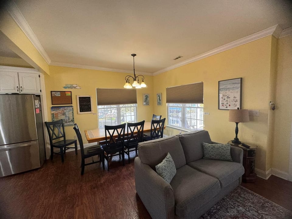 Living area/Dining area