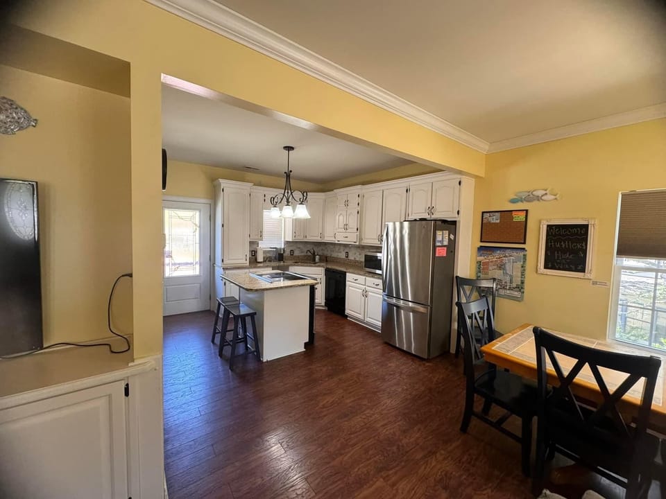 Open floor plan to the kitchen/dining area