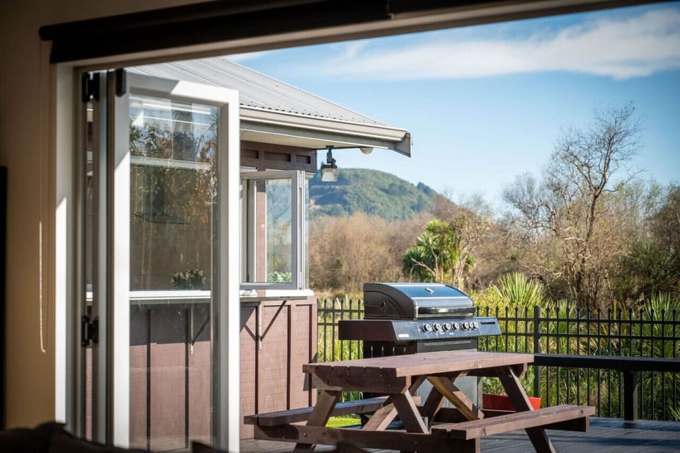 Picture yourself, tongs in hand, skillfully flipping juicy burgers, mouthwatering steaks, and colorful kebabs with finesse on our outdoor bbq.