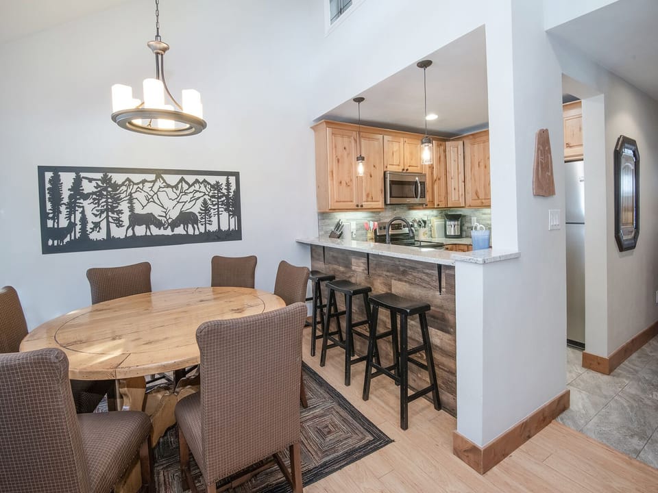 Dining & Kitchen Area