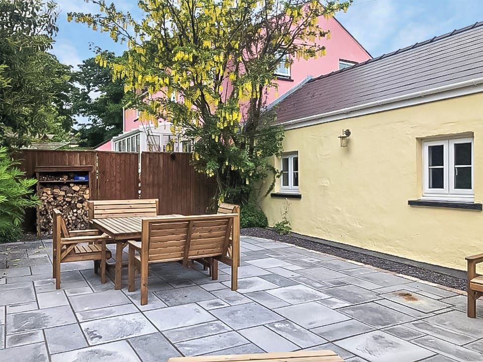 Sitting-out-area | Cowslip Cottage, Keeston