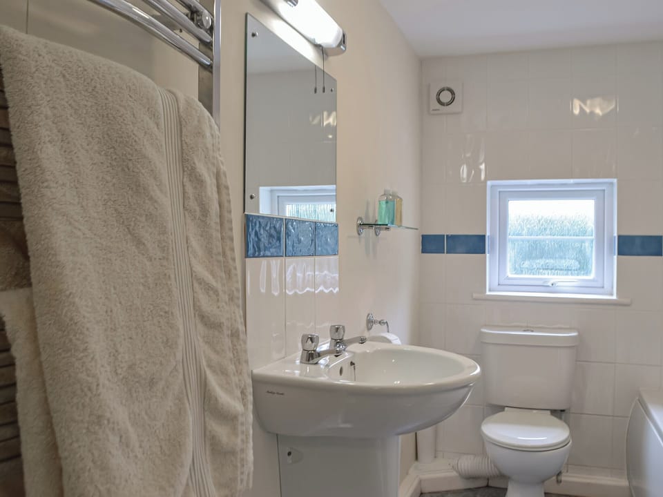 Bathroom | Cowslip Cottage, Keeston