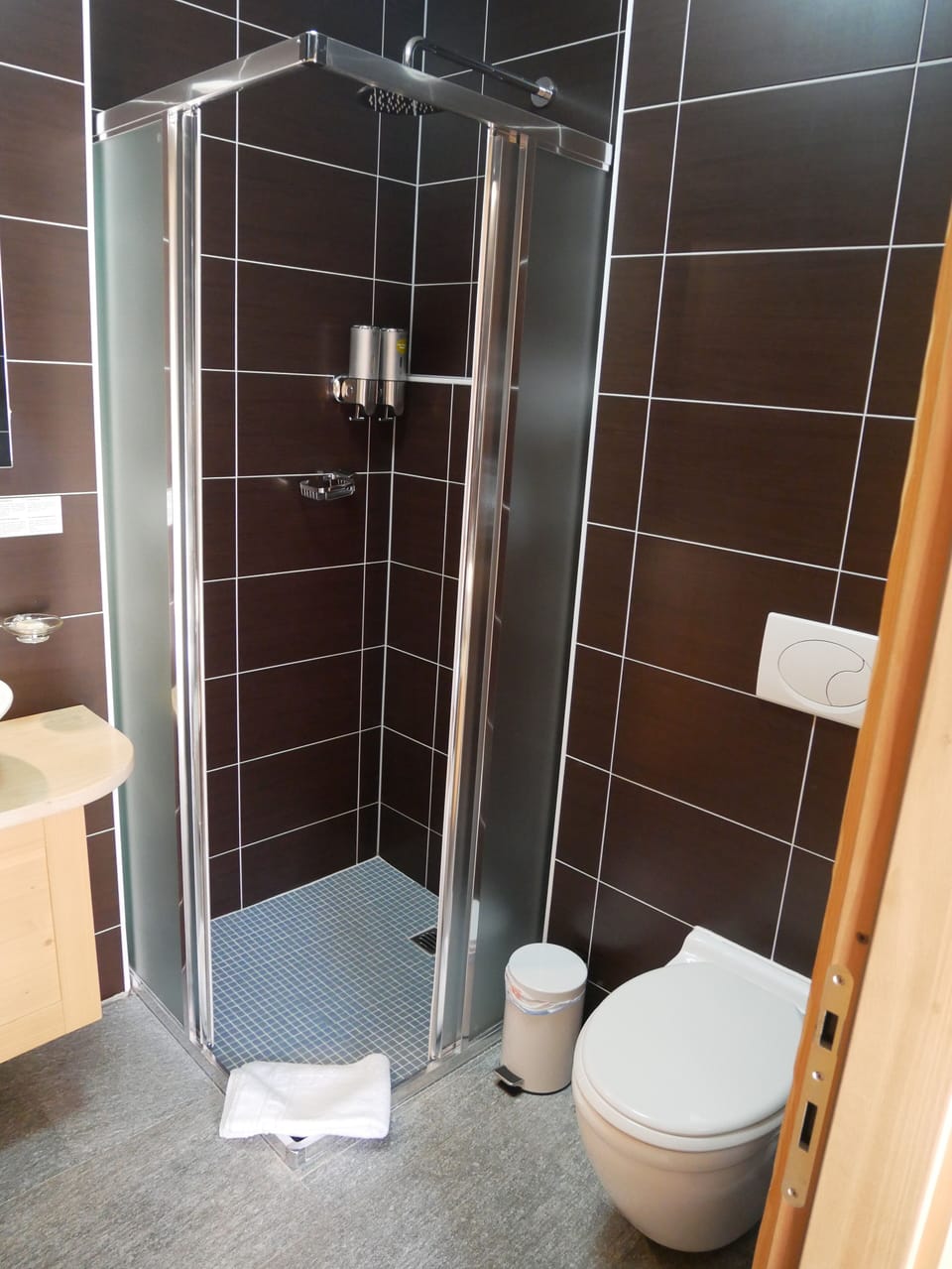 Superior Twin Room | Bathroom | Hair dryer, towels