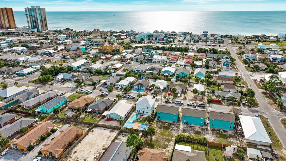 Only 3 blocks from the Beach, walk to beach in less than 5min.