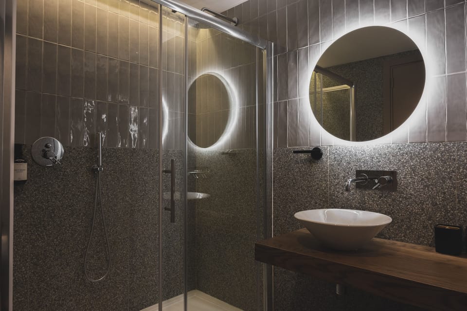 Deluxe Double or Twin Room, 1 Bedroom, Balcony | Bathroom | Shower, rainfall showerhead, free toiletries, hair dryer