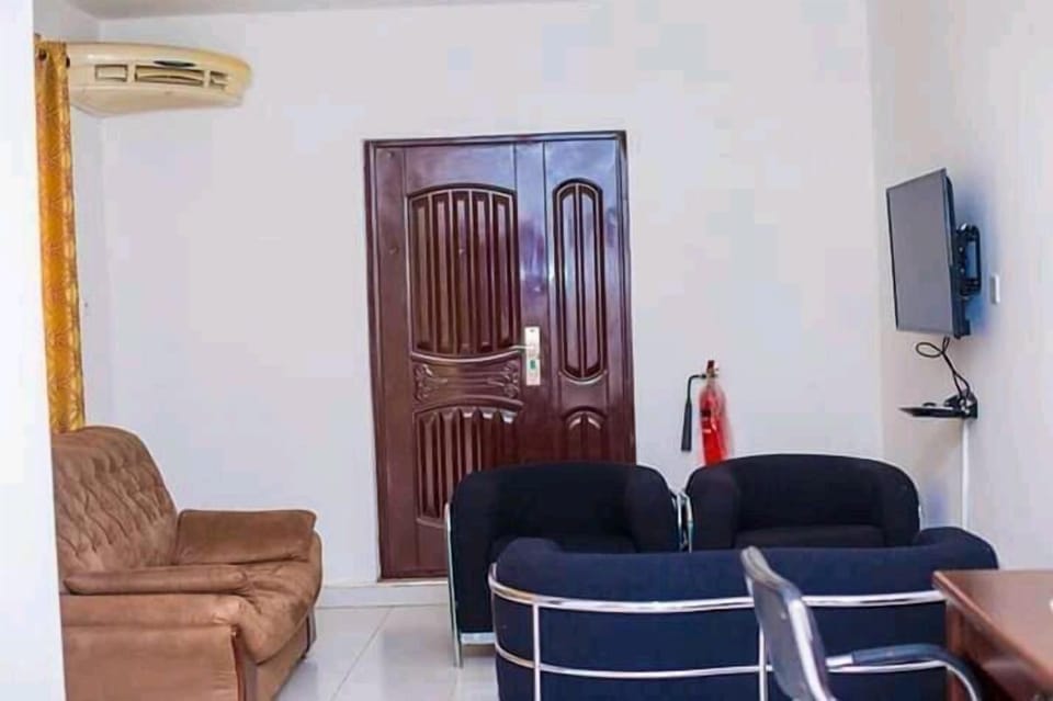 Comfort Suite, 1 King Bed, Pool View | Living area