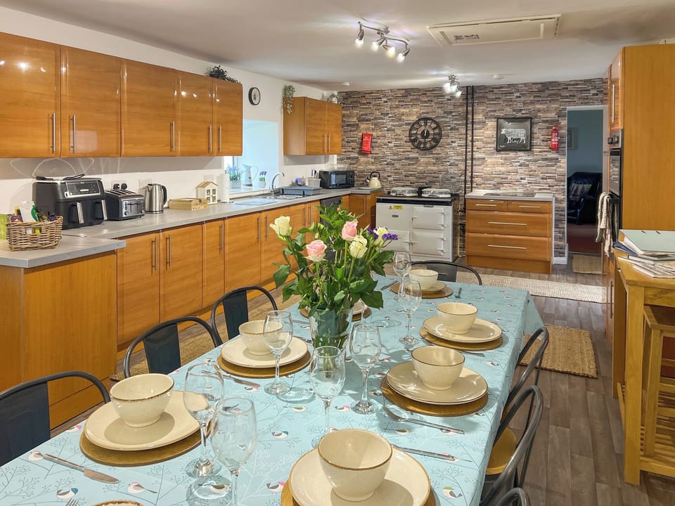 Kitchen | Muirston Farmhouse - Farmhouse Holidays, Cumnock