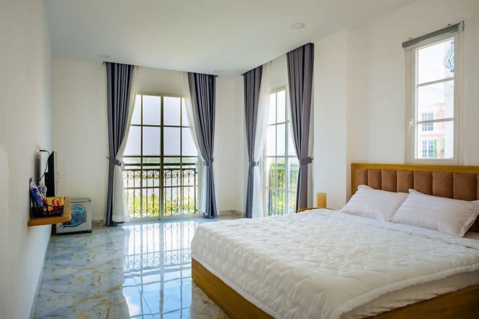 Family Twin Room | Desk, free WiFi, bed sheets
