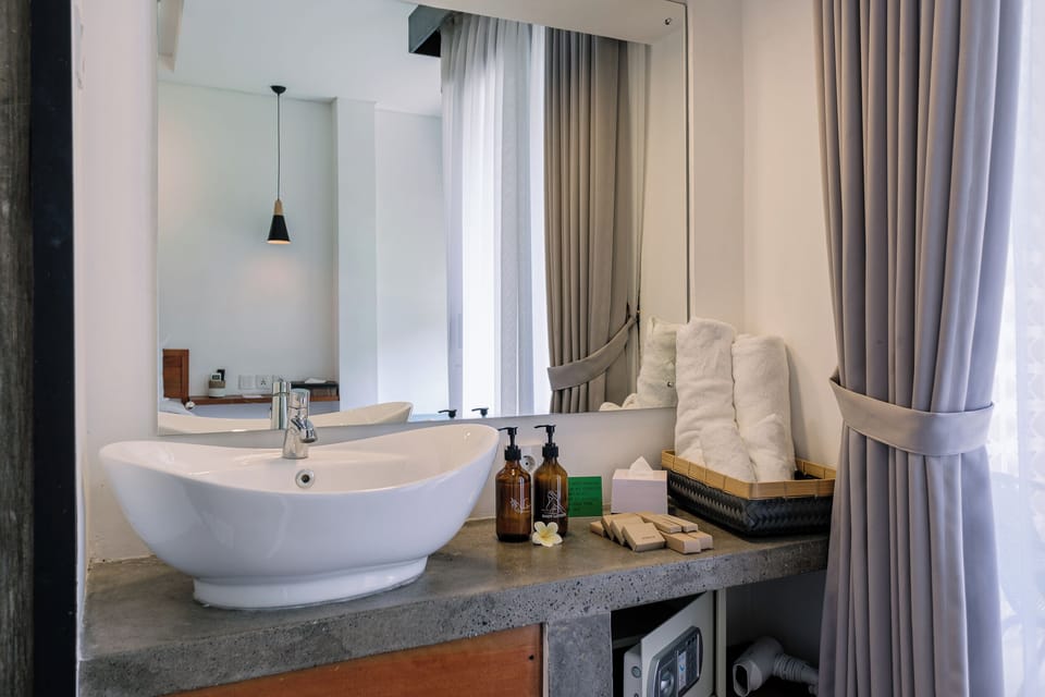 Superior Double Room | Bathroom | Shower, free toiletries, hair dryer, slippers