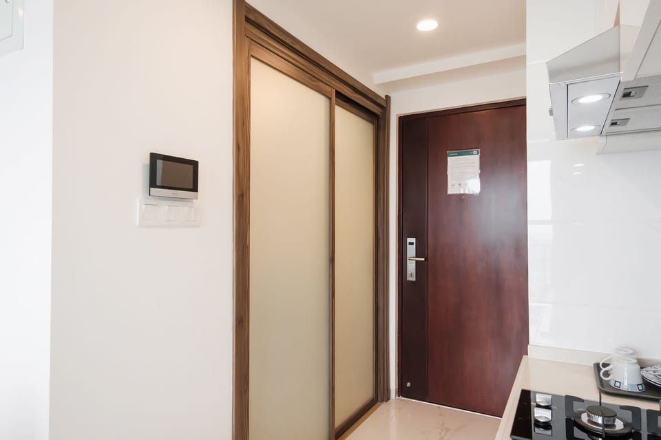 Superior Apartment | Bathroom | Shower, rainfall showerhead, towels