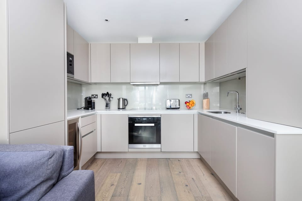 City Apartment | Private kitchen | Full-size fridge, microwave, oven, stovetop