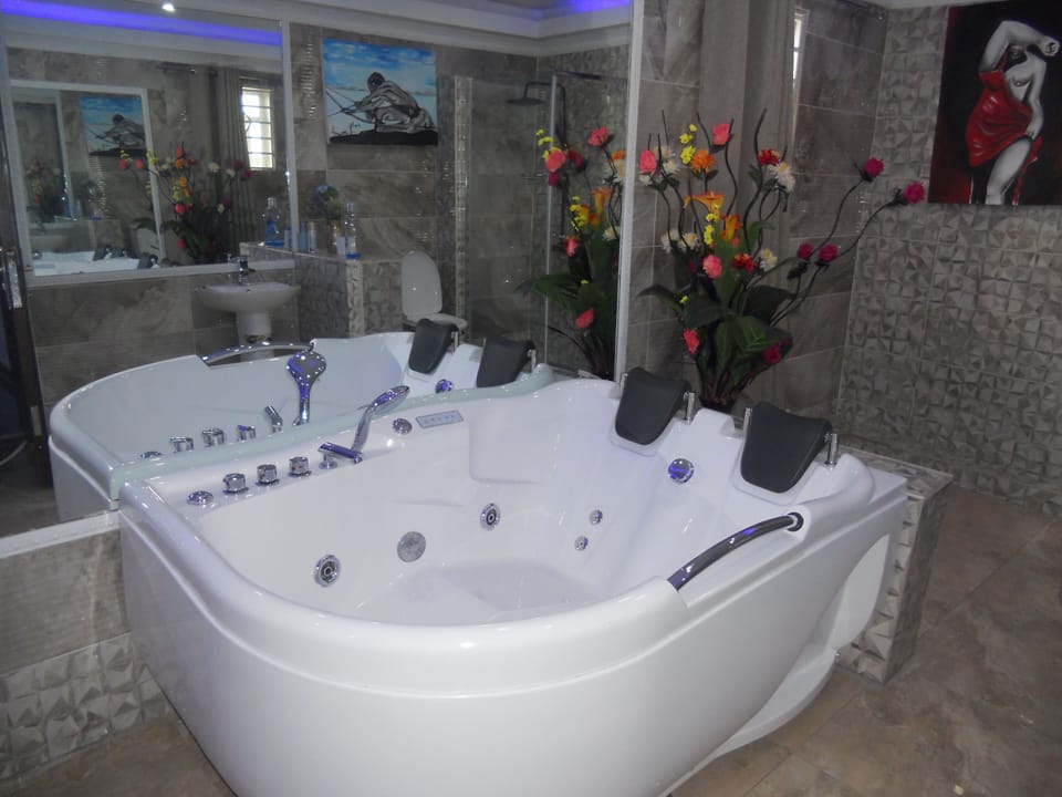 Deluxe Suite | Bathroom