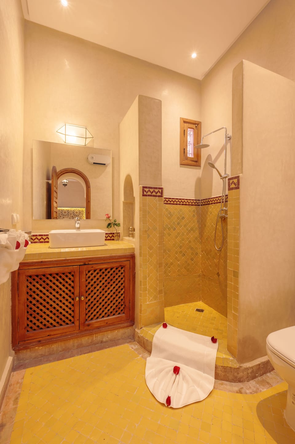 Deluxe Double Room | Bathroom | Shower, rainfall showerhead, hair dryer, towels