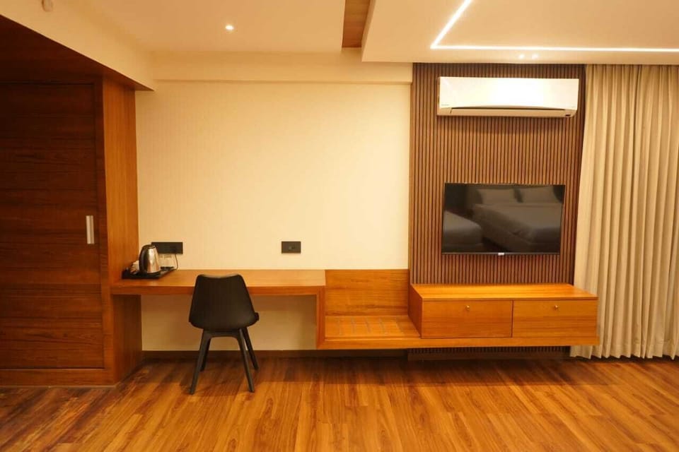 Royal Twin Room, 2 Queen Beds | Desk, laptop workspace, free WiFi, bed sheets
