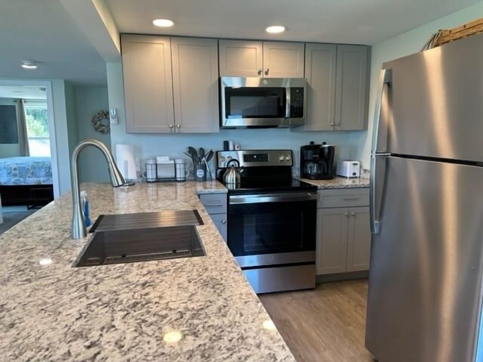 Newly remodeled fully equipped kitchen, brand new appliances--