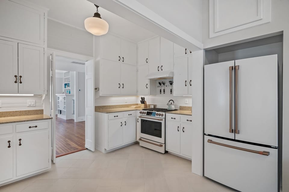 The Cottage - Blue Mountain Beach - Kitchen Area