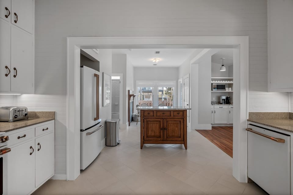 The Cottage - Blue Mountain Beach - Kitchen Area