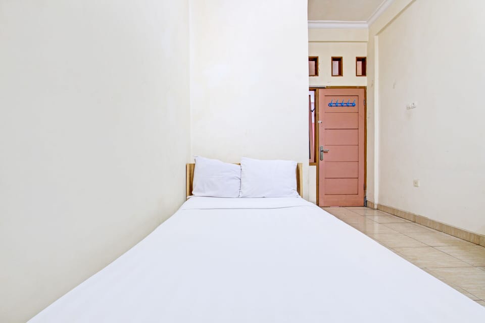 WiFi (free), bed sheets