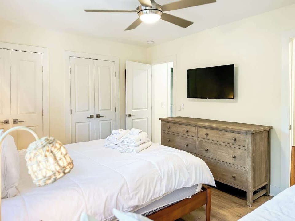Guest Suite with Queen Bed and Twin Day Bed