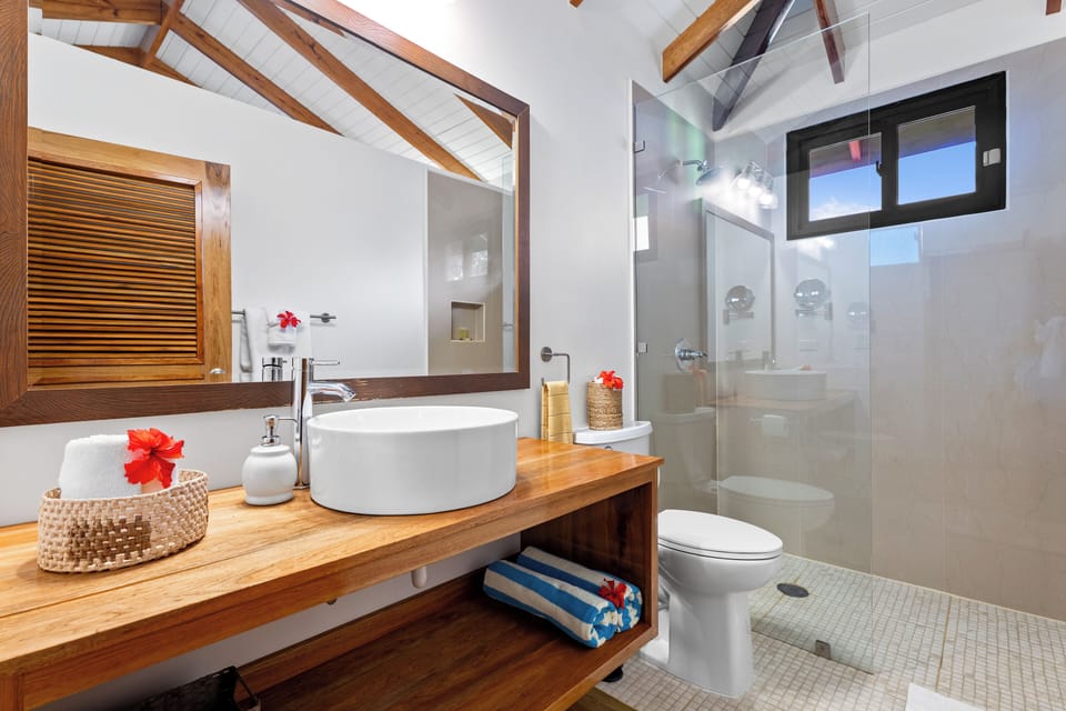 Family Cabin | Bathroom | Shower, free toiletries, hair dryer, towels