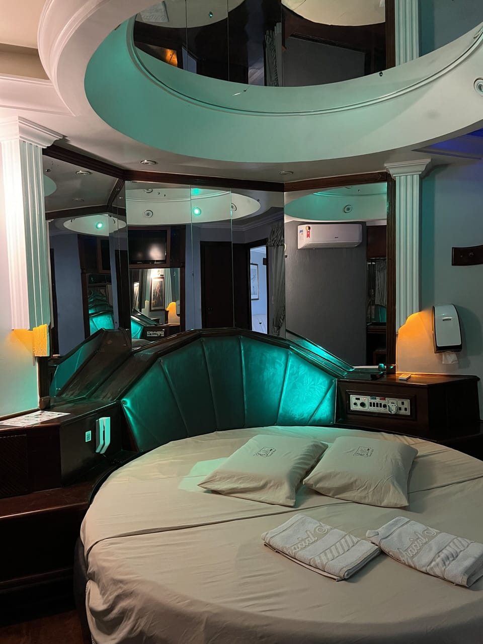Comfort Room | Individually decorated, individually furnished, bed sheets