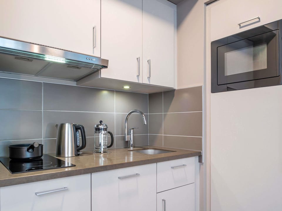 Studio, 1 Double Bed | Hypo-allergenic bedding, in-room safe, desk, laptop workspace