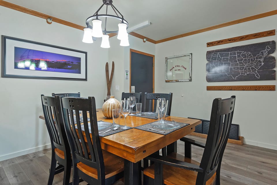 Dining Room- Seats 6
