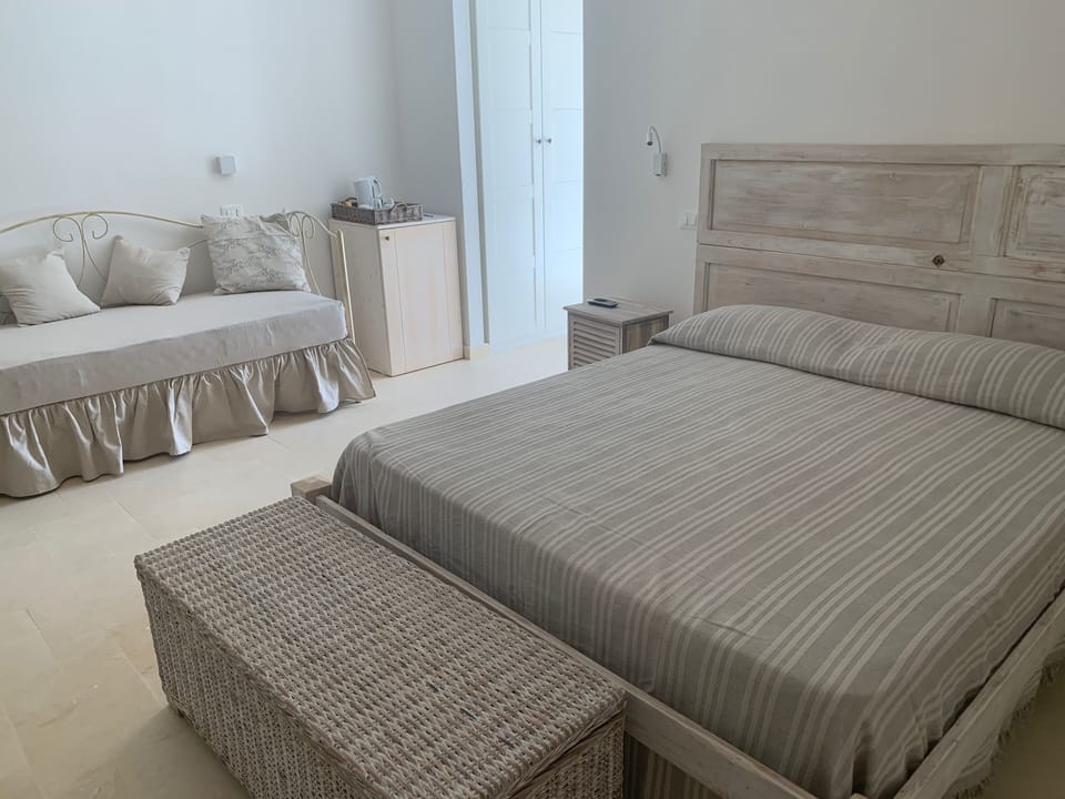 Deluxe Room | Free minibar items, desk, iron/ironing board, travel crib