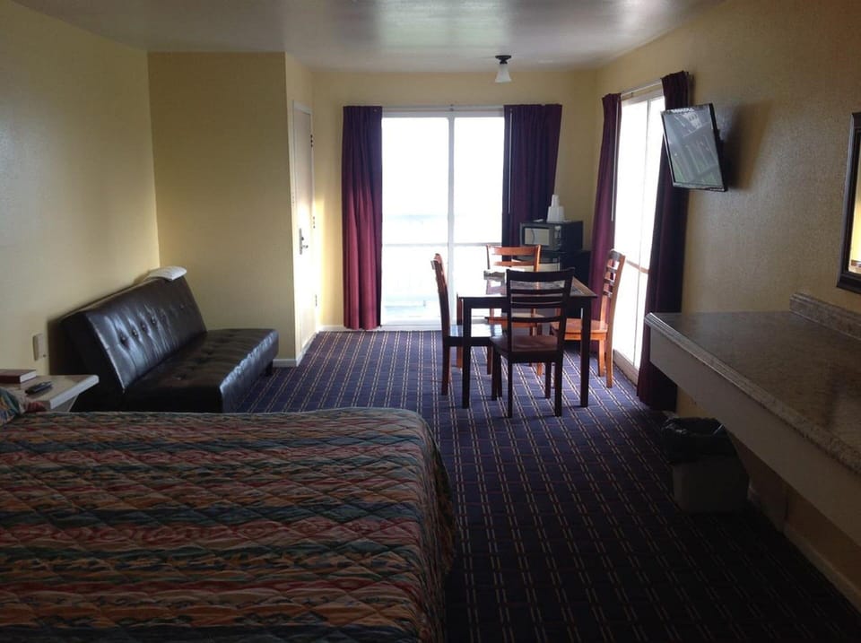 Desk, WiFi (free), bed sheets