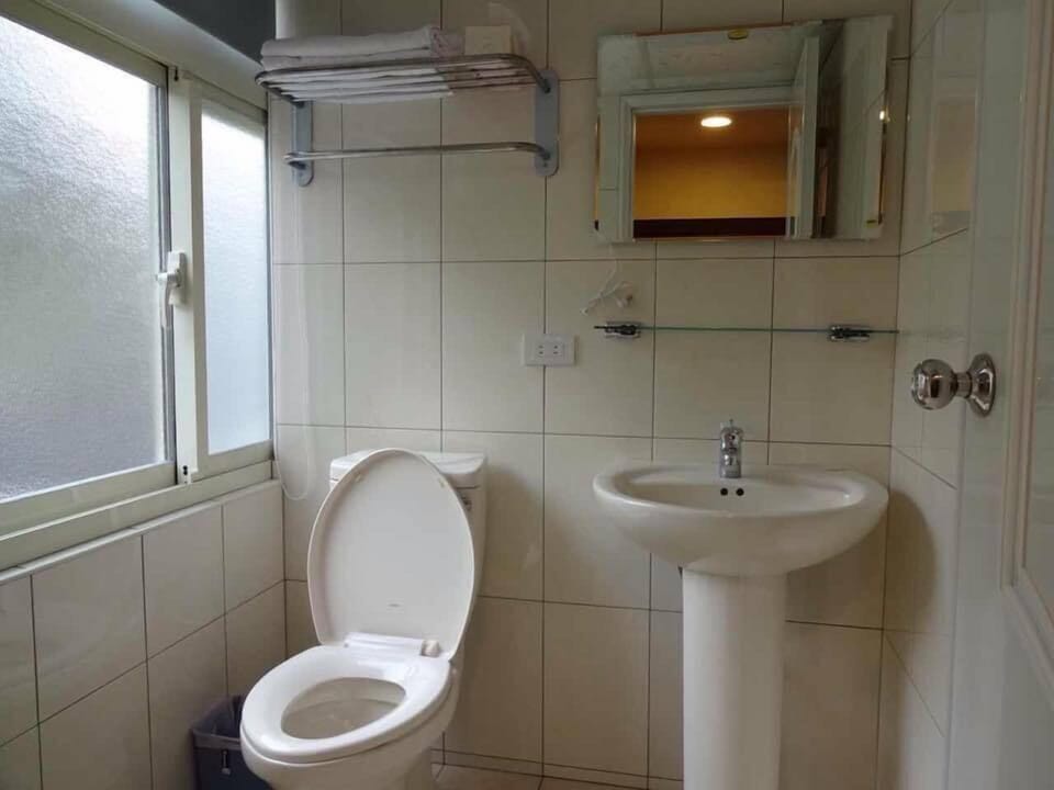 Standard Room | Bathroom | Shower, free toiletries, hair dryer, slippers