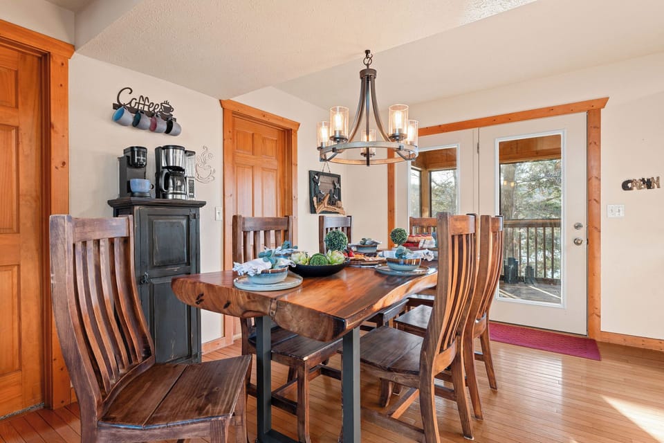Warm and inviting dining space in this vacation rental home in Branson, MO. Perfect for family meals and gatherings, just minutes from Table Rock Lake, Forest Lake, and the scenic Ozark Mountains. An ideal retreat for relaxing after a day of adventure.