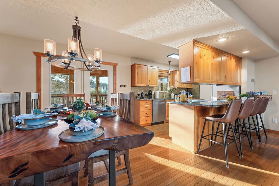 Enjoy an open kitchen layout at Whitetail Lodge by Relax and Renew Rentals in Branson, MO, perfect for gathering, cooking, and entertaining. This bright, inviting space is ideal for a Branson getaway, located near Table Rock Lake and the Ozark Mountains.