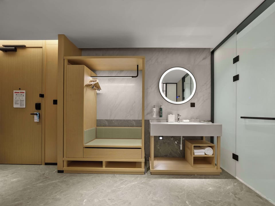 Premium Room, 1 King Bed, Patio | Bathroom | Free toiletries, hair dryer