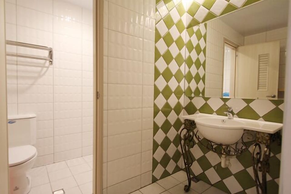 Deluxe Quadruple Room | Bathroom | Free toiletries, hair dryer, slippers, towels