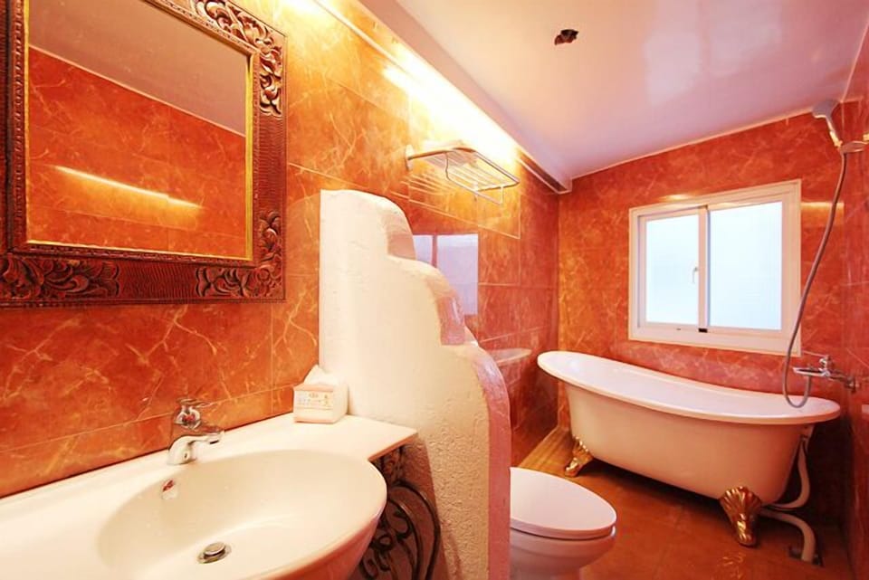 Romantic Double Room | Bathroom | Free toiletries, hair dryer, slippers, towels