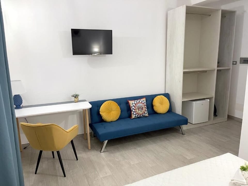 Room | Living area | Flat-screen TV