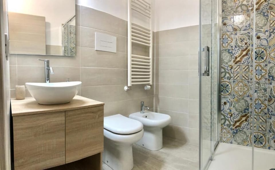 Room | Bathroom | Shower, free toiletries, hair dryer, towels