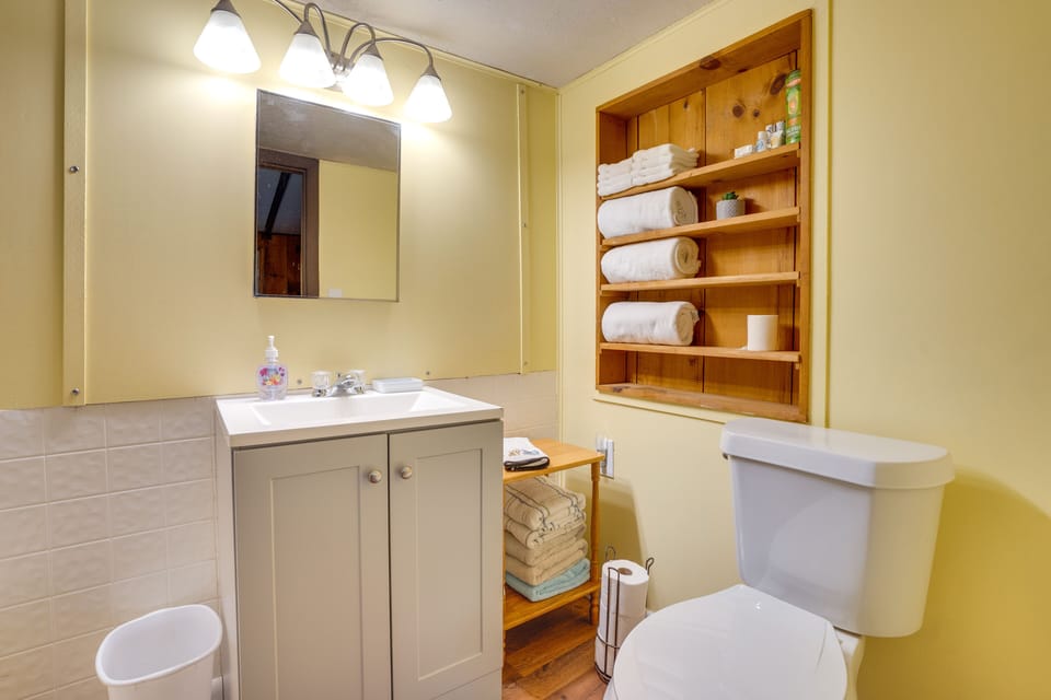 Bathroom | Complimentary Toiletries | Towels Provided