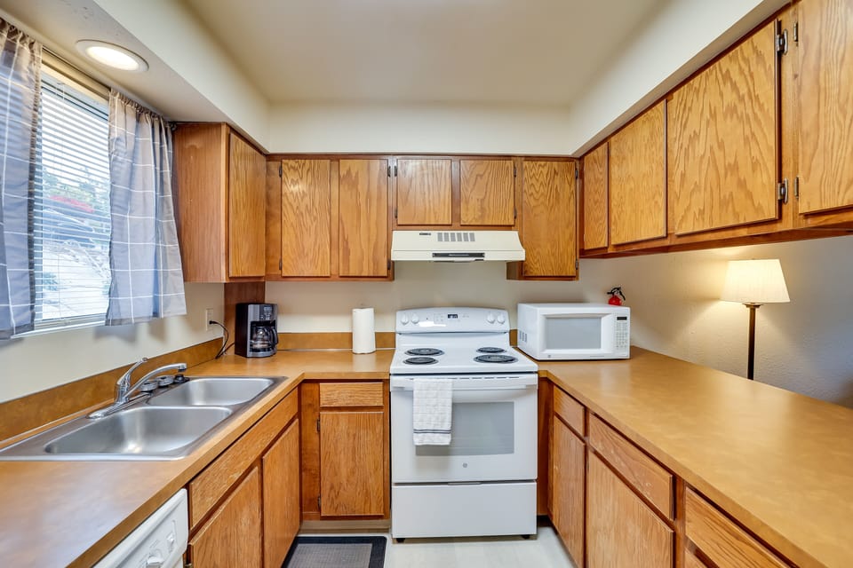 Kitchen | Cooking Basics | Coffee Maker | Paper Towels/Trash Bags Provided