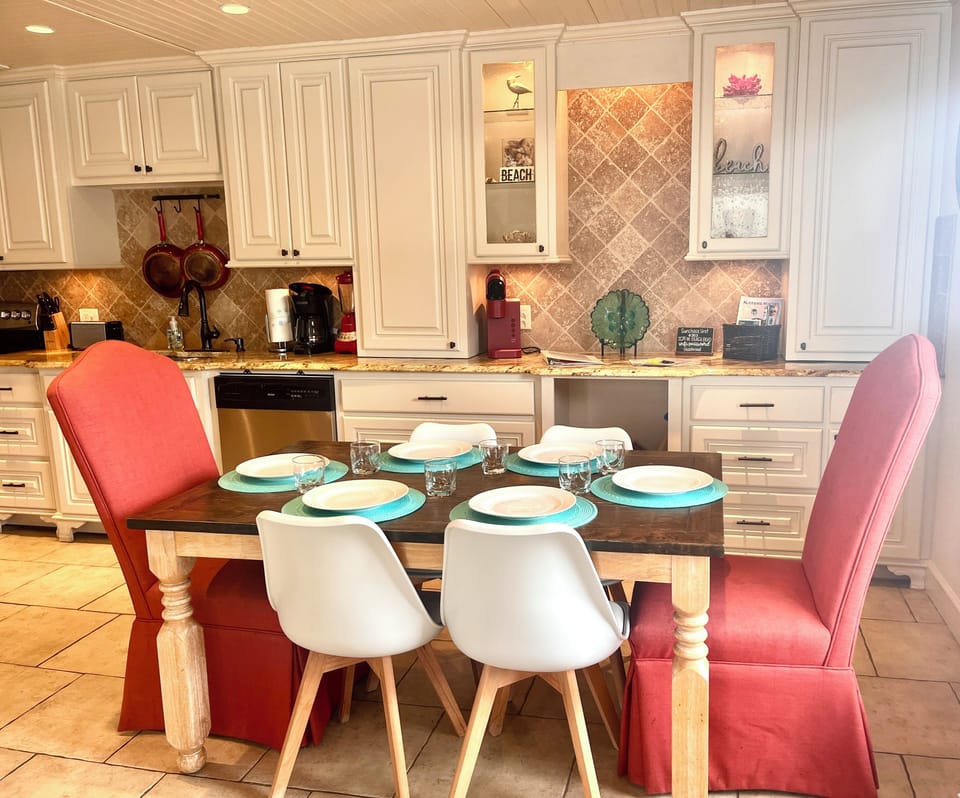 Dining for 6 people.